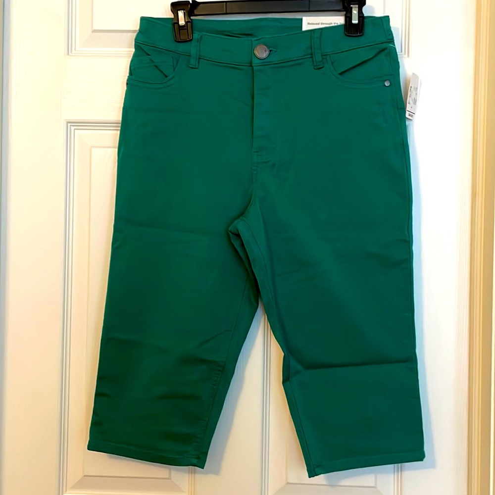 NWT. Christopher & Banks green capri pant | size 4